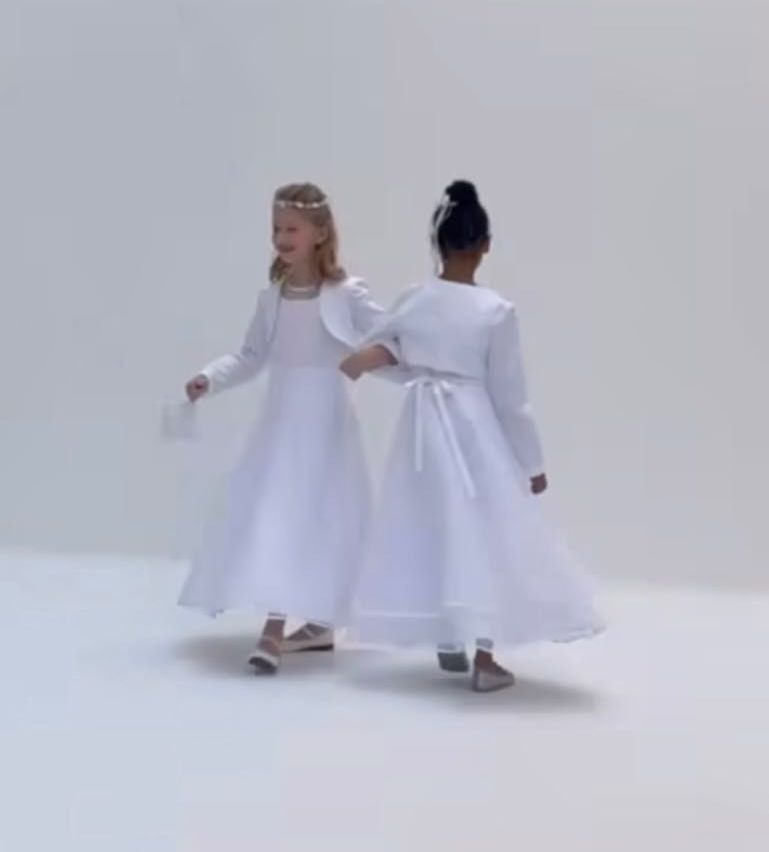 Bild enthält, Dancing, Person, Hand, Child, Female, Girl, Adult, Woman, Holding Hands, Ice Skating Dancing