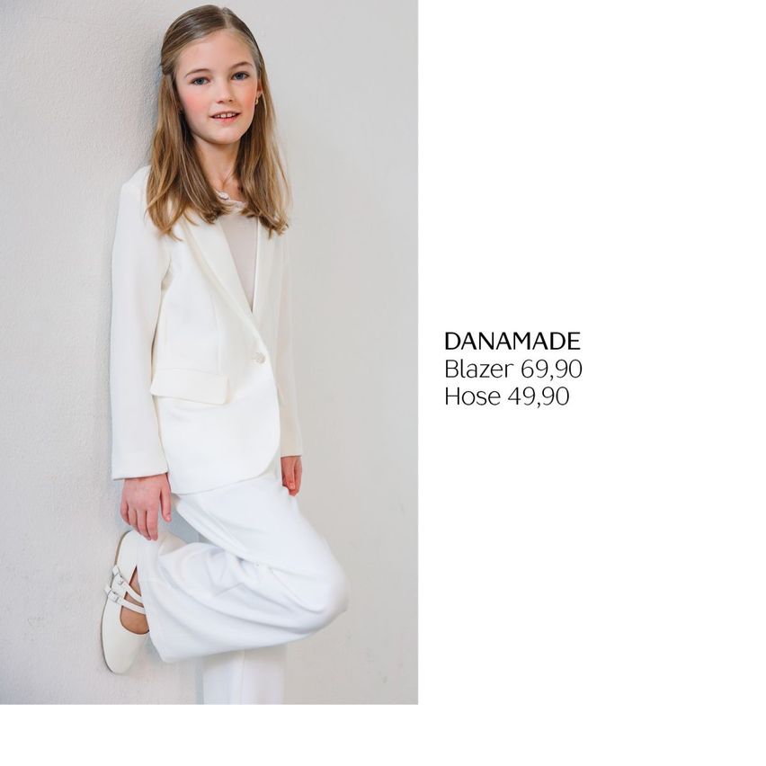 Bild enthält, Long Sleeve, Sleeve, Formal Wear, Suit, Blouse, Blazer, Shoe, Person, Pants, Sneaker