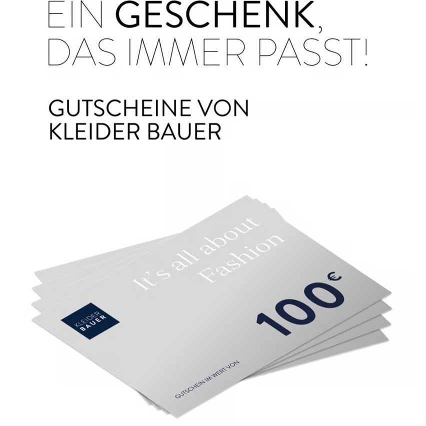 Auf einem weißen Hintergrund ist ein Stapel von Geschenkkarten zu sehen. Die Karten sind übereinander gestapelt. Die oberste Karte zeigt 'Es ist alles über Mode' und '100€'. Darunter befindet sich ein blaues Quadrat mit 'KLEIDER BAUER'. Der Hintergrundtext lautet 'EIN GESCHENK, DAS IMMER PASST!' und 'GUTSCHEINE VON KLEIDER BAUER'.