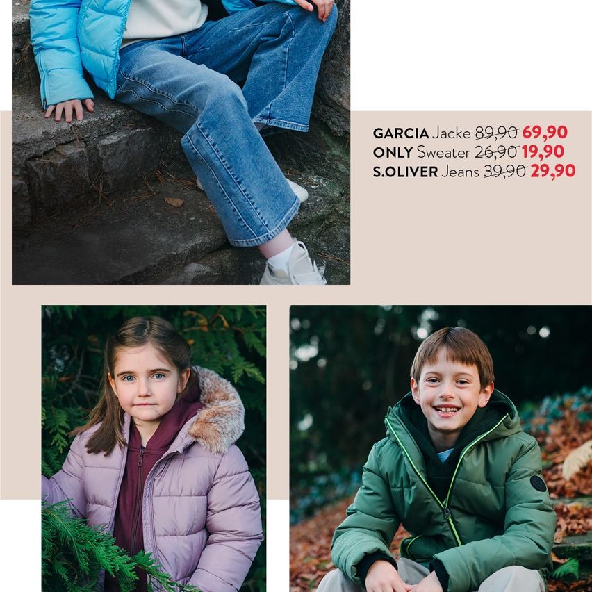 Drei Kinder in Winterkleidung, sitzend auf einer Steinbank, sitzend auf Blättern und sitzend auf einer Steinmauer.