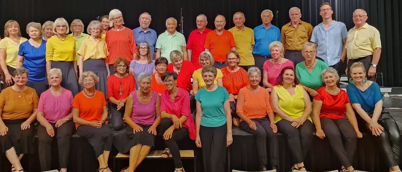 Bild enthält, Groupshot, Person, People, Adult, Female, Woman, Clothing, Skirt, Wristwatch, Necklace