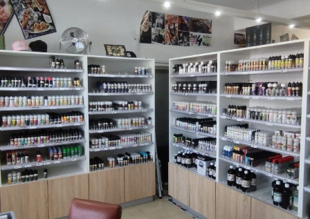 Bild enthält, Indoors, Shop, Chair, Furniture, Market, Grocery Store, Supermarket, Shelf, Beauty Salon, Person