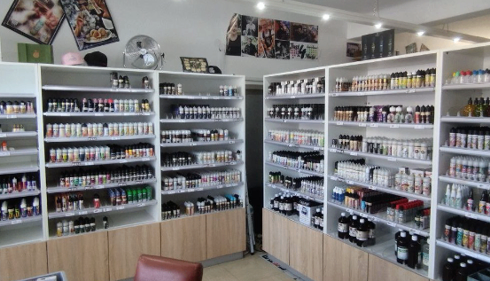 Bild enthält, Indoors, Shop, Chair, Furniture, Market, Grocery Store, Supermarket, Shelf, Beauty Salon, Person