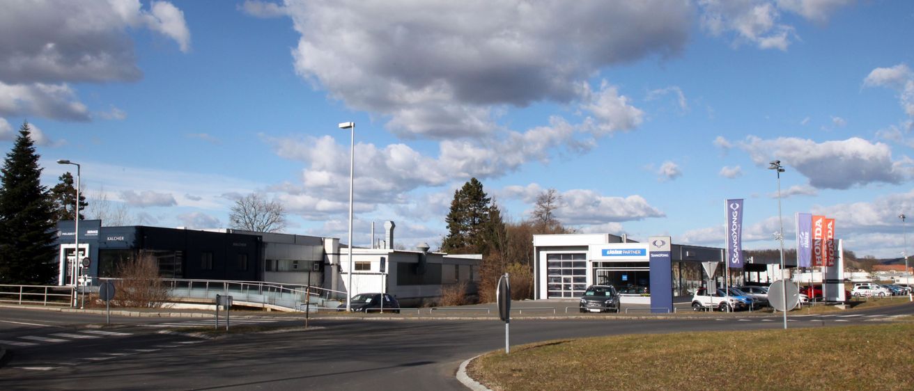 Bild enthält, Road, Cloud, Cumulus, Sky, Weather, Tarmac, Freeway, Highway, Intersection, Car