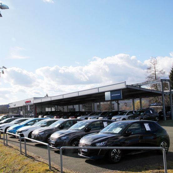 Bild enthält, Machine, Wheel, Car, Transportation, Vehicle, Car Dealership, Outdoors, Parking Lot, Person