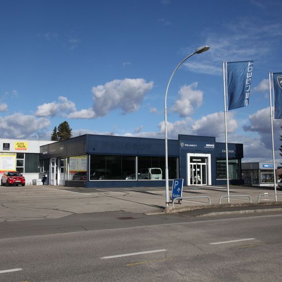 Bild enthält, Architecture, Building, Road, Car, Transportation, Vehicle, Machine, Car Dealership, Wheel