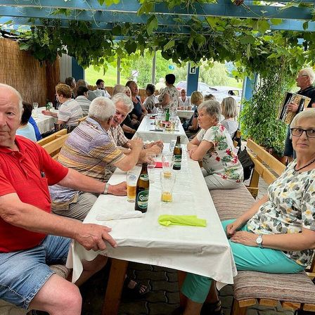 Bild enthält, Nature, Outdoors, Adult, Female, Person, Woman, Countryside, Rural, Male, Man