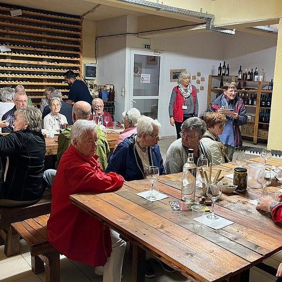 Bild enthält, People, Person, Adult, Male, Man, Female, Woman, Boy, Child, Countryside