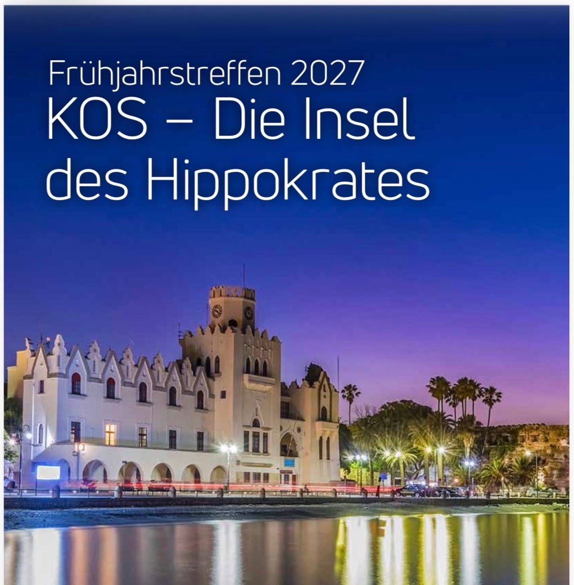Ein Plakat für das Frühjahrsfest 2027 auf Kos, das ein großes weißes Gebäude mit einem Uhrturm und gotischer Architektur zeigt, vor einem Abendhimmel mit Palmen und Wasserreflexionen.