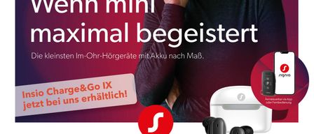 Die Werbung für ein Hörgerät zeigt eine lächelnde ältere Frau, die das Produkt trägt. Es betont die diskrete Gestaltung, individuelle Anpassung und maximalen Komfort des Hörgeräts. Es wird auch das Modell Insio Charge&Go IX mit einem ganzen Tag Akkulaufzeit und kabelloser Lademöglichkeit hervorgehoben.