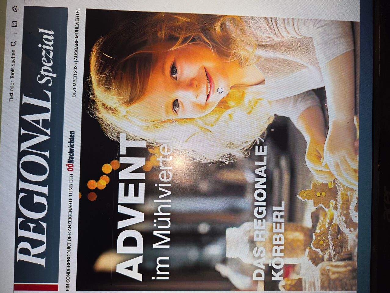 Poster mit einem lächelnden Mädchen mit blondem Haar und einem Ring auf der Nase. Die Worte 'ADVENT in Mühlviertler' sind in Fettschrift geschrieben. Das Bild ist leicht verschwommen.