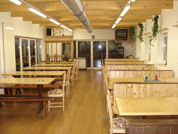 Bild enthält, Wood, Plywood, Cafeteria, Indoors, Restaurant, Hardwood, Interior Design, Floor, Flooring, Dining Table