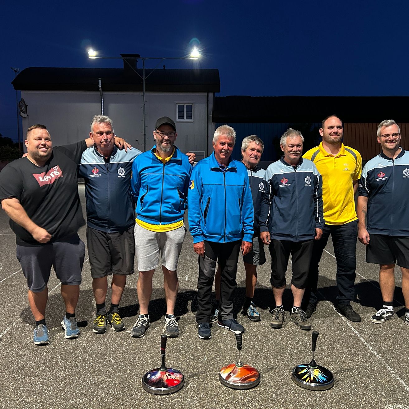 Bild enthält, People, Person, Groupshot, Shoe, Adult, Male, Man, Hat, Shorts, Glasses