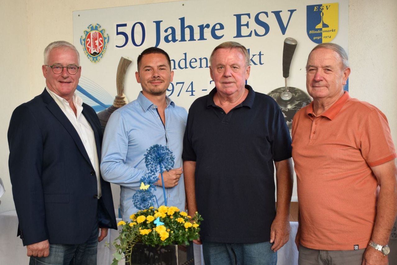 Bild enthält, Potted Plant, Flower Arrangement, Pants, Flower Bouquet, Photography, Portrait, Blazer, Coat, Jacket, People