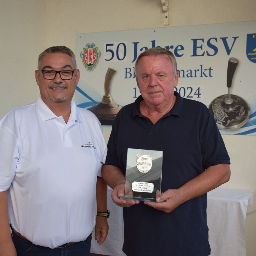 Bild enthält, Face, Person, Photography, Portrait, T-Shirt, Shirt, Pants, Adult, Male, Man