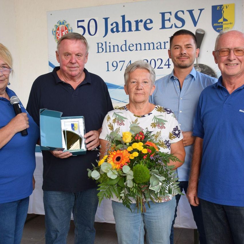 Bild enthält, Pants, Flower, Flower Arrangement, Flower Bouquet, T-Shirt, Person, Portrait, Potted Plant, People, Man