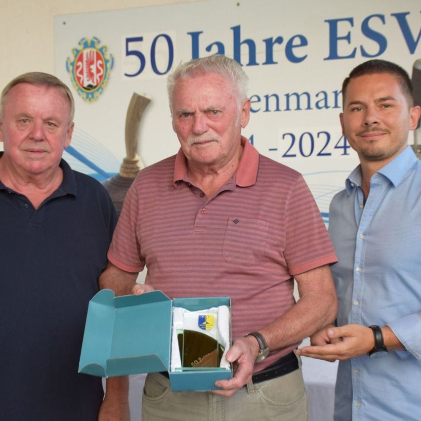 Bild enthält, Adult, Male, Man, Person, Box, People, Face, Portrait, Shirt, Carton