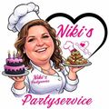 Eine lächelnde Köchin in einer weißen Haube hält einen Geburtstagskuchen mit Kerzen und einen Teller mit Desserts. Das Bild ist für Niki's Partyservice.