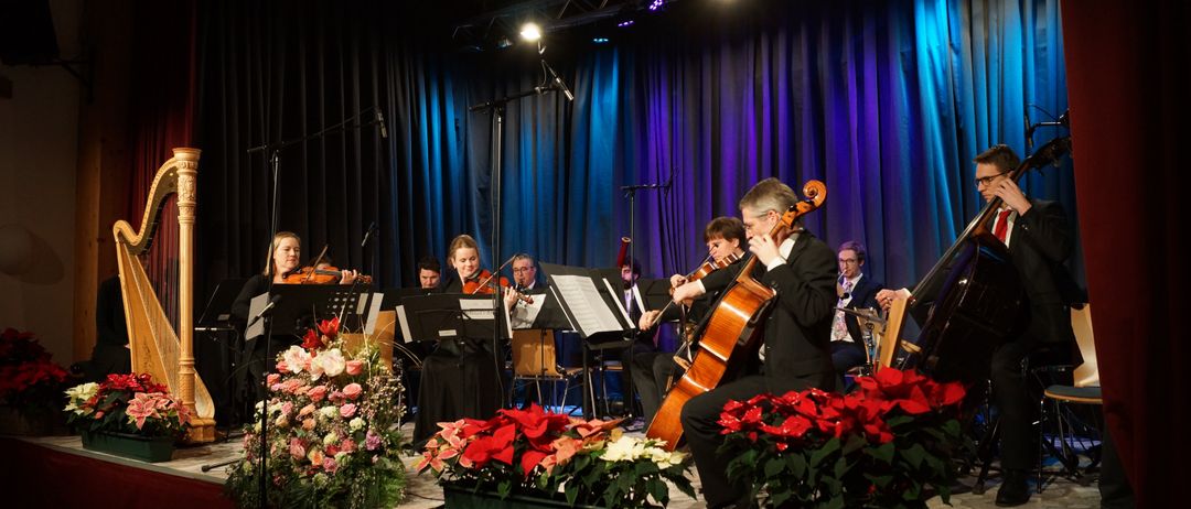 Bild enthält, Flower, Flower Arrangement, Flower Bouquet, Adult, Female, Person, Woman, Male, Man, Group Performance