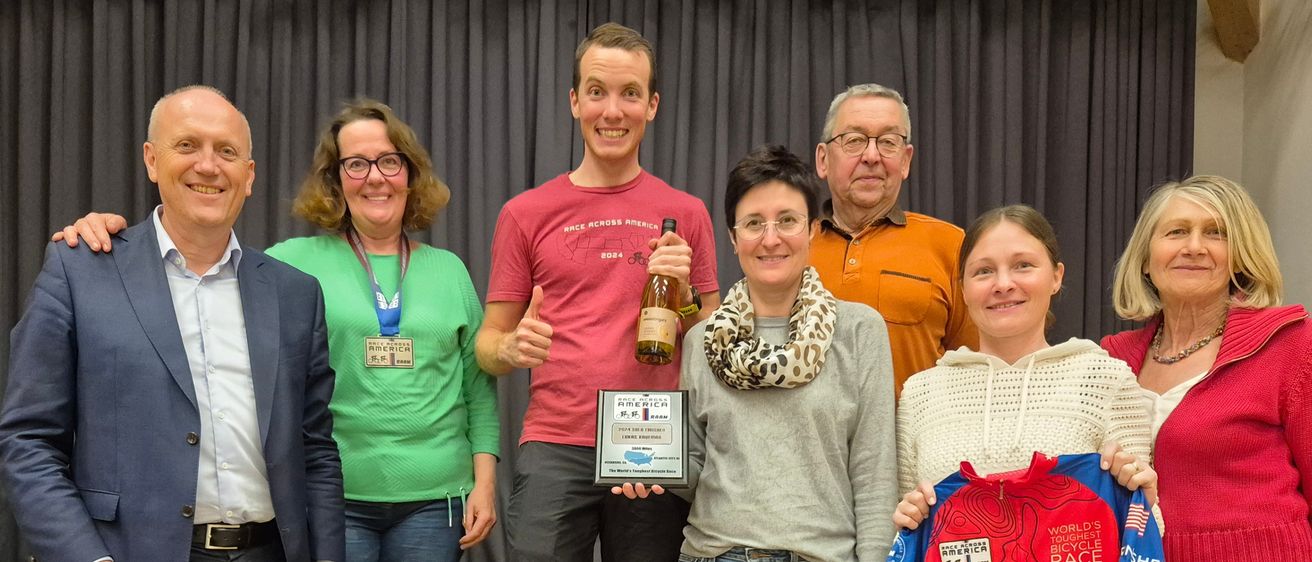 Bild enthält, Pants, People, Person, Jeans, Groupshot, Adult, Male, Man, Female, Woman