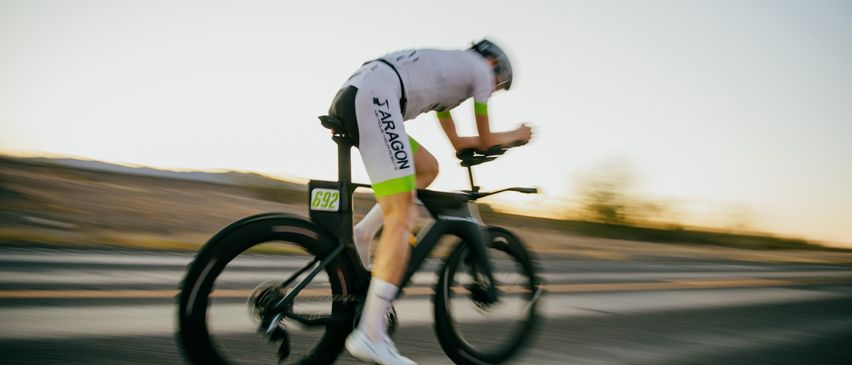 Bild enthält, Bicycle, Cycling, Person, Vehicle, Helmet, Machine, Wheel, Clothing, Shorts, Shoe