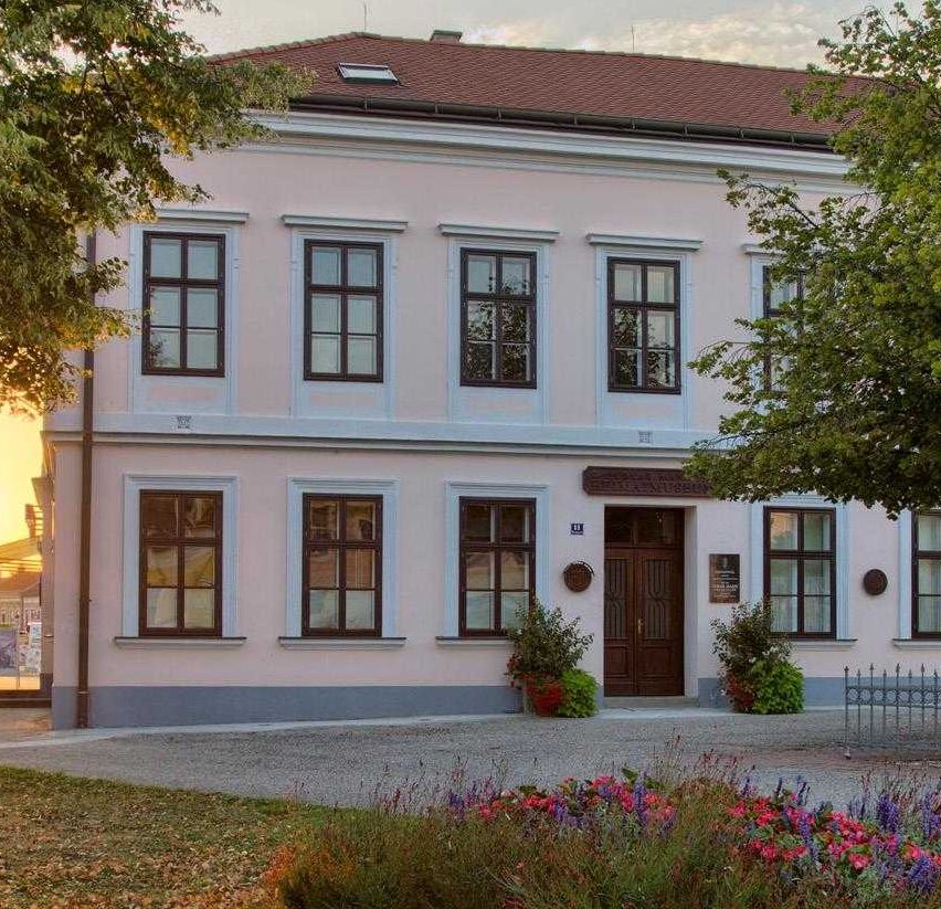 Bild enthält, Grass, Building, House, Housing, Villa, Neighborhood, City, Tree, Outdoors, Manor