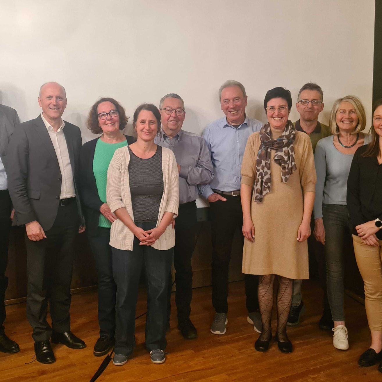 Bild enthält, Groupshot, Person, Shoe, Adult, Male, Man, Scarf, Glasses, Necklace, Woman