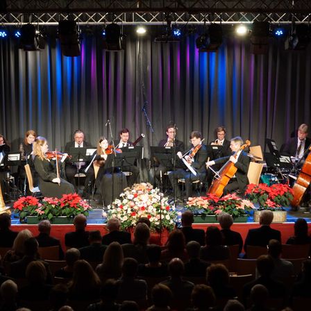 Bild enthält, Group Performance, Person, Music Band, Concert, Tie, Indoors, Stage, Microphone, Violin, Theater