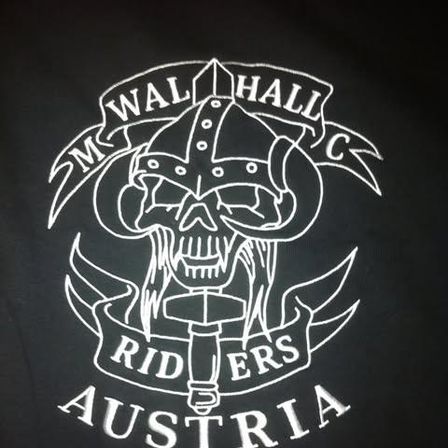 Auf einem schwarzen Hintergrund befindet sich ein weißes Logo. Das Logo zeigt einen Schädel mit Helm, der einen Hammer hält, mit Flügeln und den Worten 'MK WAL HALL C RIDERS AUSTRIA'.