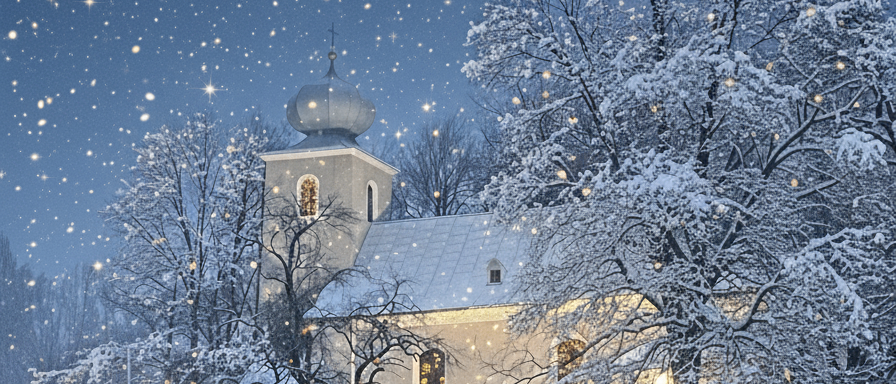 Eine schneebedeckte Kirche mit einer Kuppel steht auf einem Hügel, umgeben von Bäumen und Büschen, die unter einem sternenbedeckten Himmel in Schnee gehüllt sind.