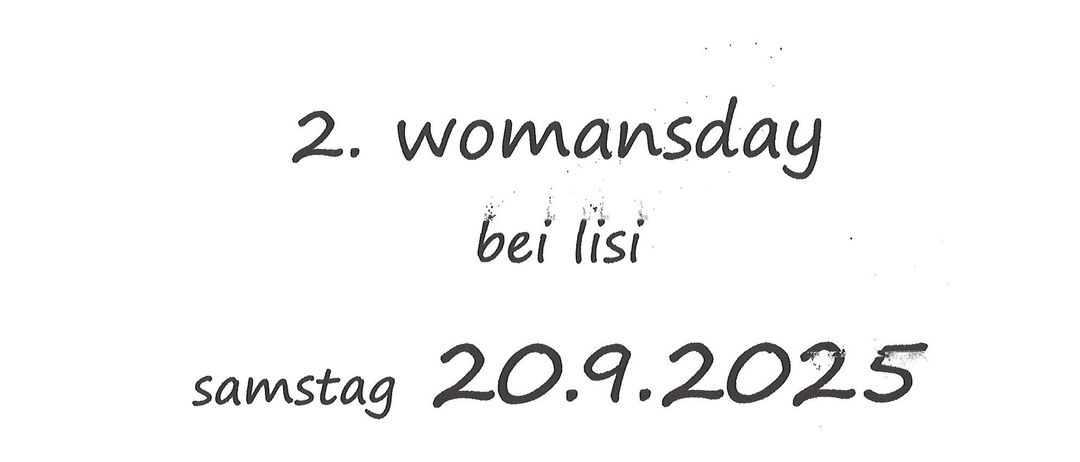 Veranstaltungsposter für 'bei Lisi' am 20. September 2025. Zeigt einen Kleiderständer mit herbst- und winterlichen Kleidungsstücken. Der Text lädt dazu ein, Second-Hand-Artikel zu entdecken, zu stylen und zu fotografieren und einzigartige Designs zu kreieren. Veranstaltungsort in der Hauptstraße 84, 2571 Altenmarkt.