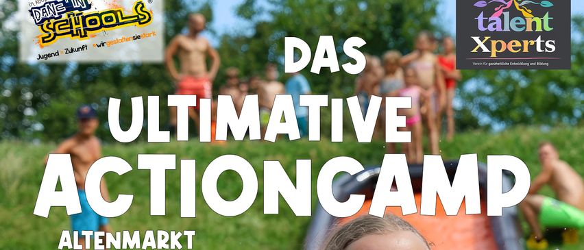 Werbeposter für das Ultimate Action Camp in Altenmarkt. Ein Mädchen rutscht lächelnd auf einer Wasserrutsche. Aktivitäten umfassen Fitness, Yoga, Teambuilding und einen Mega-Spa. Termine: 3.-7. August.
