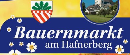 Plakat für die Veranstaltung Bauernmarkt am Hafnerberg mit einer Gruppe von Kindern, Kürbissen und einer Dorfszene. Veranstaltungen umfassen eine Heilige Messe, Blutspende und einen Modenschau.