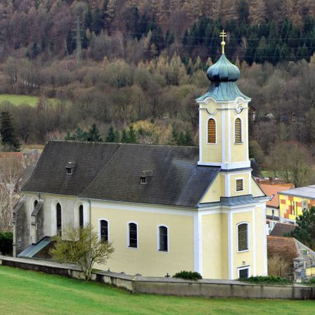 Bild enthält, Building, Monastery, Spire, Grass, Clock Tower, Fir, Tree, Housing, House, Roof