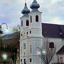 Bild enthält, Building, Clock Tower, Spire, Monastery, City, Dome, Road, Arch, Bell Tower, Gothic Arch