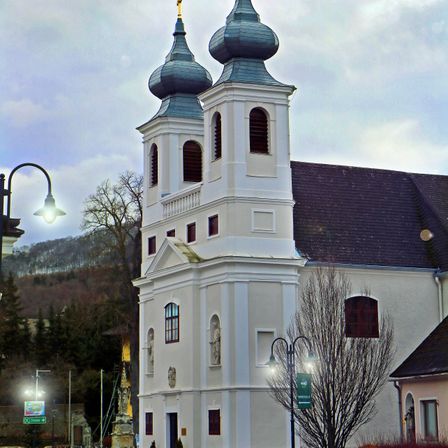 Bild enthält, Building, Clock Tower, Spire, Monastery, City, Dome, Road, Arch, Bell Tower, Gothic Arch