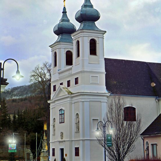 Bild enthält, Building, Clock Tower, Spire, Monastery, City, Dome, Road, Arch, Bell Tower, Gothic Arch