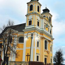 Bild enthält, Architecture, Building, Monastery, Clock Tower, Spire, Arch, Housing, Villa, Gothic Arch, Cross