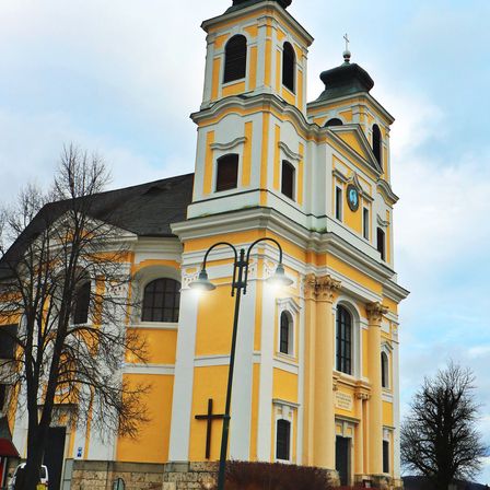 Bild enthält, Architecture, Building, Monastery, Clock Tower, Spire, Arch, Housing, Villa, Gothic Arch, Cross