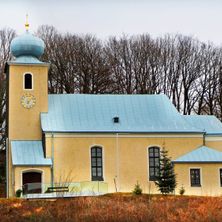 Bild enthält, Architecture, Building, Clock Tower, Tower, Arch, Gothic Arch, Plant, Tree, Housing