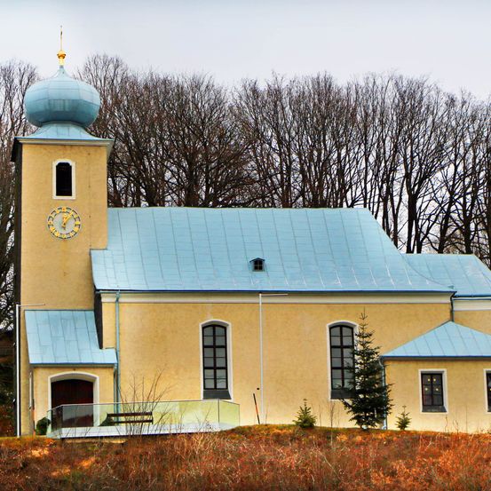 Bild enthält, Architecture, Building, Clock Tower, Tower, Arch, Gothic Arch, Plant, Tree, Housing