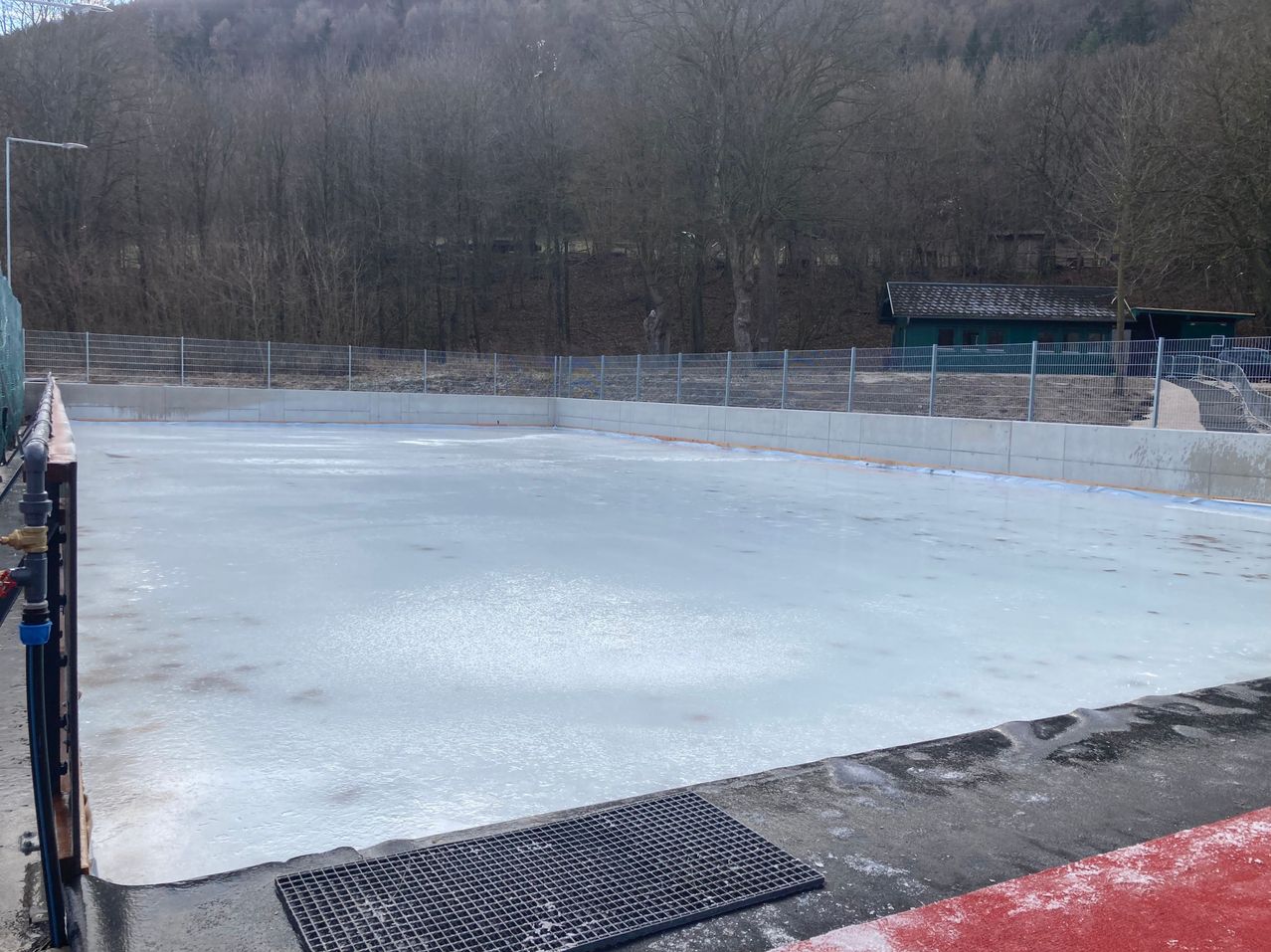 Bild enthält, Rink, Skating, Sport, Hockey, Ice Hockey, Car, Transportation, Vehicle