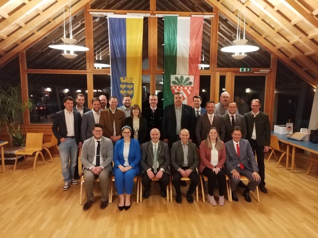 Bild enthält, Wood, Groupshot, Person, People, Suit, Adult, Male, Man, Crowd, Chair
