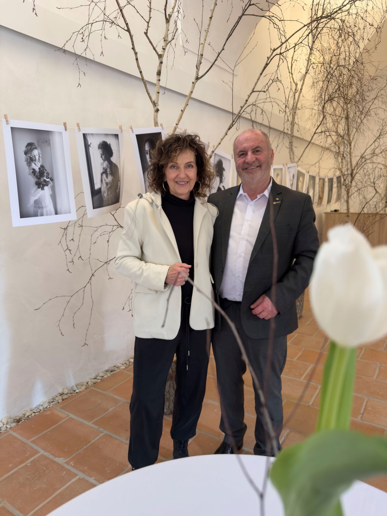 Bild enthält, Blazer, Coat, Jacket, Person, Adult, Male, Man, Face, Flower, Lady