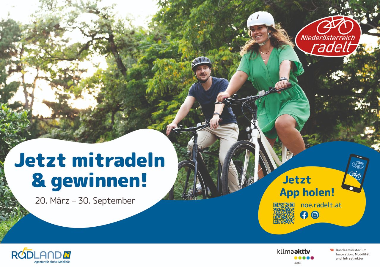 Zwei Radfahrer fahren auf einem Waldweg, lächeln und genießen den Tag. Der Plakatspruch auf Deutsch ermutigt die Menschen zum Mitfahren und Gewinnen. Der Datumsbereich ist von März bis September. Unten befinden sich ein QR-Code und Social-Media-Symbole.