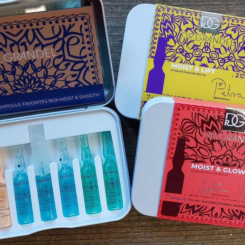 Bild enthält, Brush, Device, Tool, Toothbrush, Business Card, Paper, Text