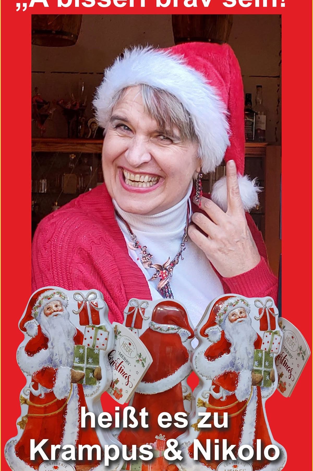 Eine Frau mit einem Weihnachtsmannhut und einem rosa Pullover lächelt und zeigt den Friedenszeichen. Sie ist von drei Weihnachtsmann-Figuren mit Geschenken umgeben.