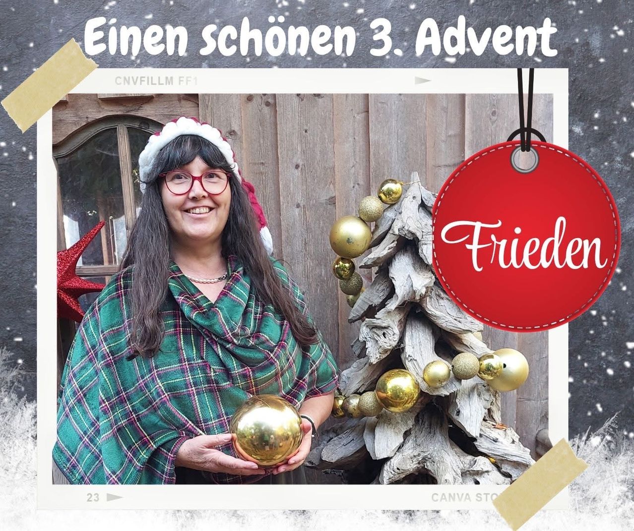 Eine Frau mit einem Weihnachtsmannhut und Brille lächelt für ein Foto. Sie hält einen goldenen Ball und steht neben einer Holzwand mit einem festlichen Ornament. Das Bild hat einen hölzernen Hintergrund mit dem Text 'Einen schonen 3. Advent'.