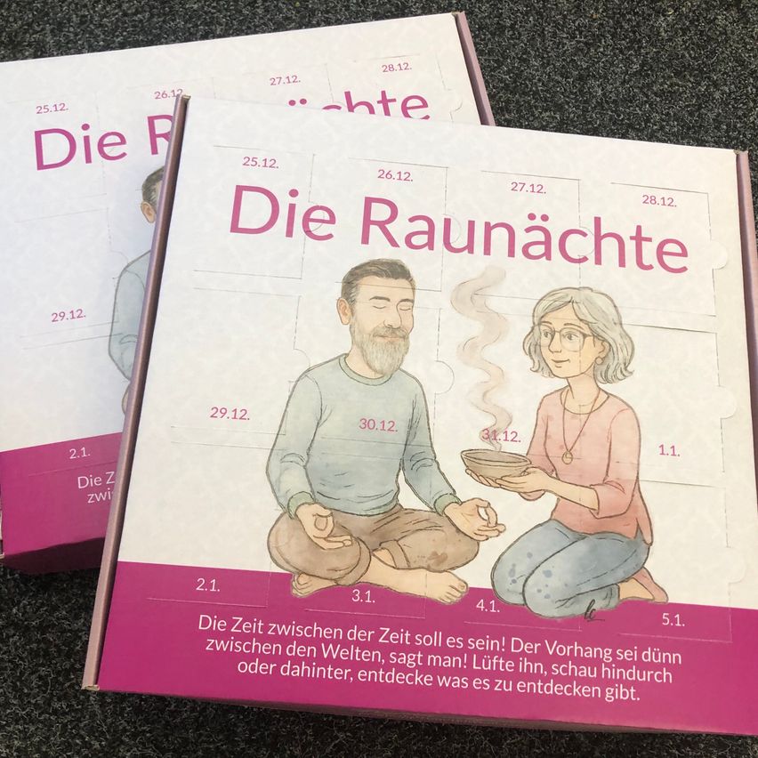 Zwei Kalender mit dem Titel 'Die Raunachte' zeigen einen Mann und eine Frau in Meditation, die einander gegenübersitzen. Die Kalenderdaten reichen von Dezember 25 bis Januar 5. Der Hintergrund ist schwarz.