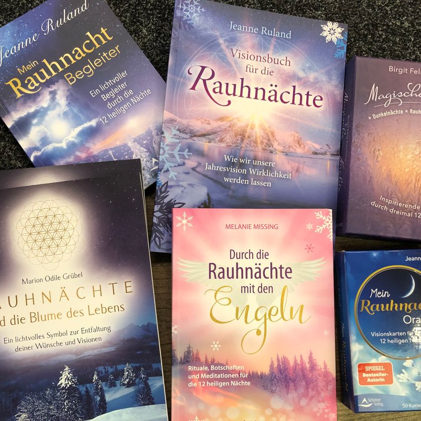 Eine Sammlung von Büchern über Weihnachten ist ausgestellt. Titel beinhalten 'Mein Rauhnacht Begleiter', 'Visionsbuch für die Rauhnachte', 'Magische Rauhnachte', 'Durch die Rauhnachte mit den Engeln' und 'Mein Rauhnachte Ora Visionskarten'. Jedes Buch hat ein einzigartiges Cover-Design.